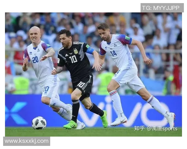 足球球星军服风采展现：从绿茵场到战场的荣耀与梦想